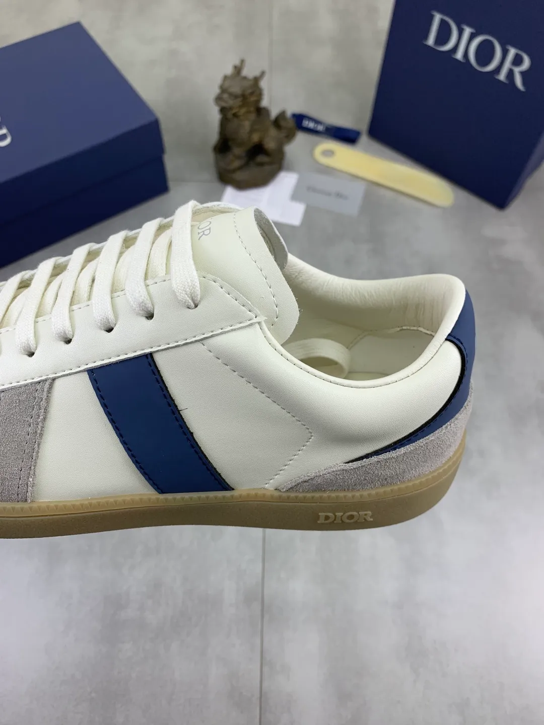 Men's shoes 💰P360 New Dior B01 moral training shoes, white first-layer cowhide, original molded outsole. New to the fall collection, this sneaker marks the return of a Dior classic, reinterpreted in a stylish and elegant silhouette. Crafted from white smooth first-grain cowhide with a tonal silk sheepskin lining, it features the Dior logo on the tongue and inner sides, and a CD icon on the heel. Paired with Tpu anti-slip soles of the same color, it can be matched with various styles to create a sophisticated look.  Code number: 38-44